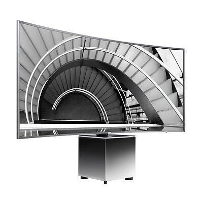 Samsung SUHD TV UE82S9W: Das neue Modell SUHD TV UE82S9W vereint 360-Grad-Design und den luxuriösen Charme der TV-Reihe S9. Neben erlesener Verarbeitungsqualität und dem ikonischen S9 Design, bietet der im Manufaktur-Stil gefertigte Luxus-TV dank Bildtechnologie der Zukunft ein atemberaubendes Seherlebnis. Für eine freistehende Platzierung designt, thront das 21:9-Display mit einer Diagonale von 82 Zoll (207 cm) auf einem raffinierten Sockel. Dieser trägt nicht nur zur edlen Optik bei, sondern verblüfft als elektrisch verstellbare Drehbühne. So können Zuschauer die farbprächtigen, strahlend hellen und kontrastreichen Bilder des ersten S9W Modells mit faszinierender SUHD TV Bildtechnologie aus vielen Perspektiven genießen.Das 360-Grad-Design des Luxus-TVs vereint eine zeitlose Formsprache mit Bildtechnologie der Zukunft. Der Ansatz dahinter: „Fernseher sind heute Raumobjekte, die sich optimal in den Wohnraum einfügen sollten. Mit dem neuen S9W unterstreichen wir abermals unseren Anspruch, Design und Technologie zu einer Einheit verschmelzen zu lassen, die unseren anspruchsvollen Kunden ein unverwechselbares TV-Erlebnis bietet“, erläutert Kai Hillebrandt, Vice President CE Samsung Electronics GmbH. (Bild: Samsung)