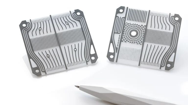 Bauteil-Beispiele vom Formnext-Aussteller Lithoz. Es handelt sich um per Performance-Pack hergestellte Keramikkomponenten: Gusskerne und metallisierte Kühlplatten. (Bild: Lithoz)