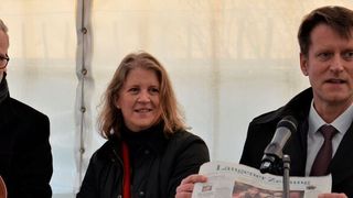 Stephan Huber, Leiter Bauprojekte der DFS, Katrin Lowitz, Bauprojektleiterin bei der DFS und Ralf Bertsch, Leiter Systeme und Infrastrukturienste der DFS, bei der Grundsteinlegung in Langen. (DFS)