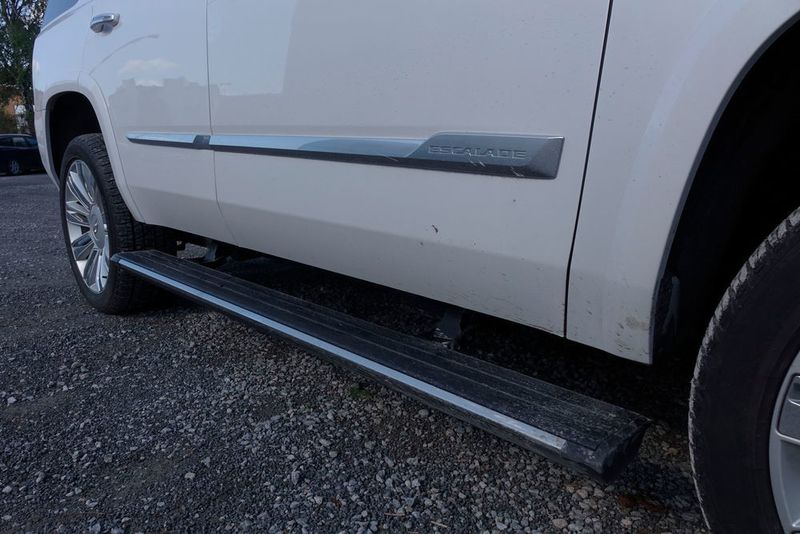 Die automatisch ausfahrenden und hinterleuchteten Trittbretter sind eine willkommene Hilfe beim Ein- und Aussteigen. (»Automobil Industrie«/Jens Scheiner)