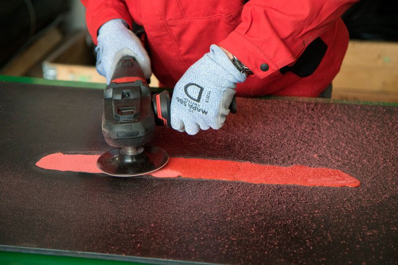Nach etwa 20 bis 30 Minuten kann die Masse mit einem Schleifgerät oder Winkelpolierer glatt geschliffen werden. (ralweb.de)