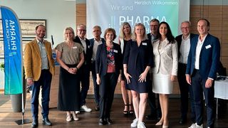 Pressefoto von links nach rechts: Christian Reichwagen (Astra Zeneca), Claudia Valder (Systema Natura), Lars Dörhage (Med-X-Press), Christoph Klaus (in Vertretung von Wolfgang Eck, Artesan Pharma), Dr. Silvia Sickold (Almirall Hermal), Beate Küter (Hameln Pharma), Babette Reiken (G. Pohl-Boskamp), Dr. Jörn Tonne (Nordmark Pharma), Sarah Saeidy-Nory (VCI Nord), Dr. Christoph Willers (Allergopharma), Erich Nobis (Queisser Pharma) (Bild: Pharma Deutschland)