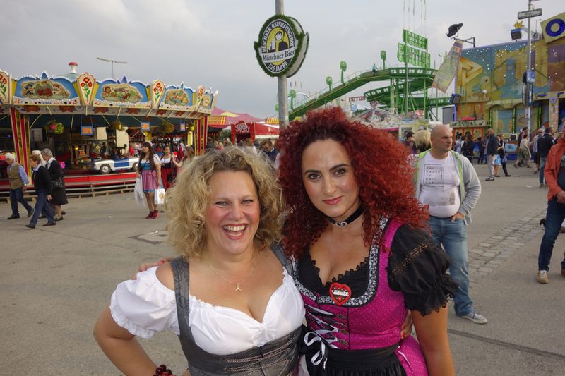 Egal wie engelhaft unser Wesen ist, für die Männer sind Frauen im Dirndl kleine Teufel, Constanze Baier, notebooksbilliger.de mit Besa, IT-BUSINESS! (Bild: IT-BUSINESS)