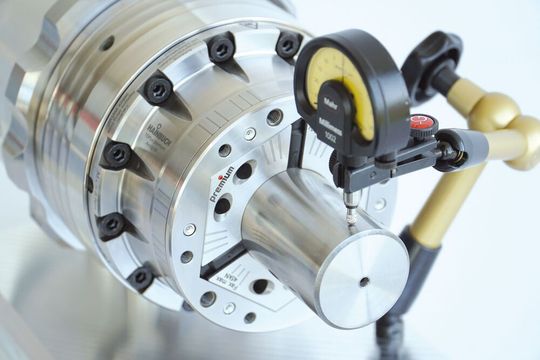 Das „TOPlus premium“-Spannfutter von Hainbuch ermöglicht hochpräzises Spannen mit Genauigkeiten von ≤ 5 Mikrometern ab Lager. Das, und noch andere Spannsysteme, stellt das Unternehmen auf der Grindinghub 2024 vor. Hier ein kleiner Überblick ...(Bild:  Hainbuch)