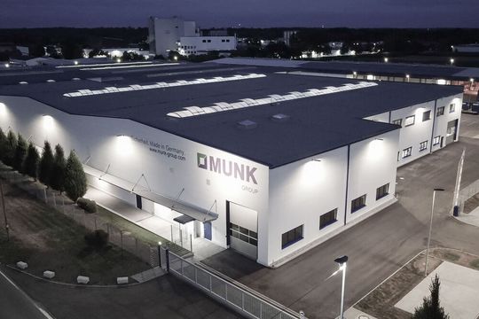 Erweiterung bei Munk: Auf 5.000 Quadratmetern ist eine neue Produktionshalle mit Sägezentrum, einer hochmodernen teilautomatisierten Förderanlage für die Materiallogistik und großzügige Sozialräume entstanden.(Bild:  Daniel Faist/Munk Group)