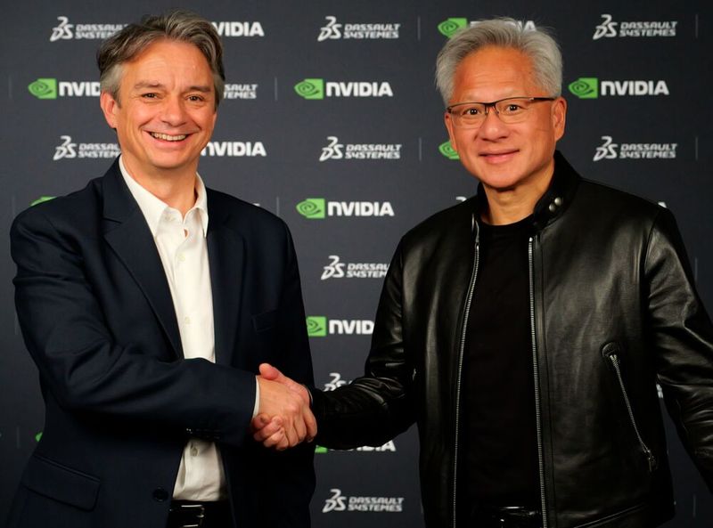 Pascal Daloz (à gauche), directeur général de Dassault Systèmes, et Jensen Huang, fondateur et CEO de NVIDIA lors de l'annonce du partenariat entre les deux entreprises. (Source : Dassault Systèmes)
