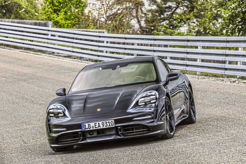 Aus dem neuen Gesicht funkeln freistehende Projektionsscheinwerfer. (Porsche)