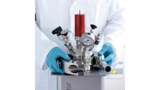 Der Hochdruckreaktor kann Volumina von 25 ml bis 4 l verarbeiten und lässt sich mit verschiedenen Rühr- und Heiztechniken sowie Temperaturregler und Datalogger ausstatten. (Bild: Berghof)