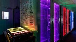 Im Düsseldorfer „HDD Innovation Lab“ von Toshiba. Das Lab hat sich zum Testen das JBOD-System „VTrak J5960“ von Promise Technology vorgenommen.  (Bild: Toshiba Electronics Europe)