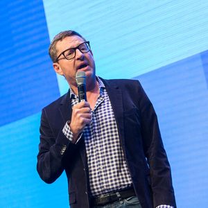 Das erste Highlight: Kai Diekmann betritt die Hauptbühne zum Interview.(Bild:  © CUBE GmbH | Photo: Dennis Wartenberg)