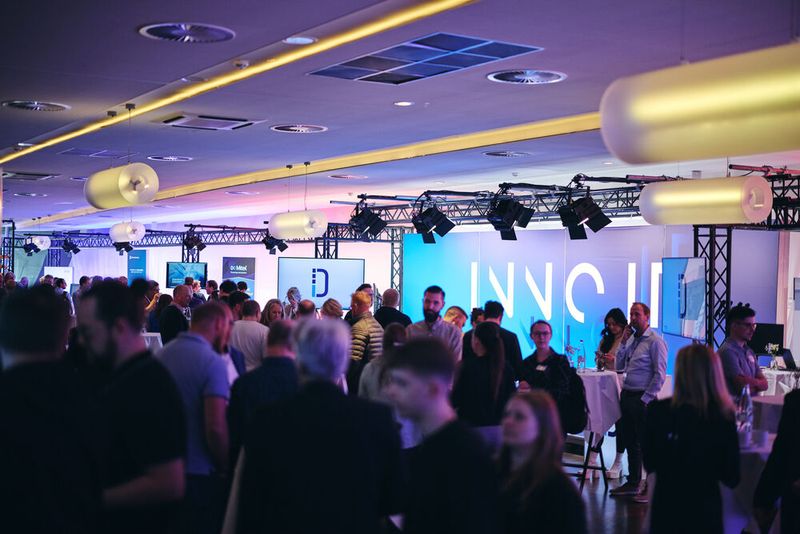 Der Andrang auf der InnoIT war groß. Ein rundes Programm, zahlreiche Aussteller und eine ansprechende Location boten einen tollen Rahmen für den Austausch. (Bild: Dierck Group/fabianfruehling.de)
