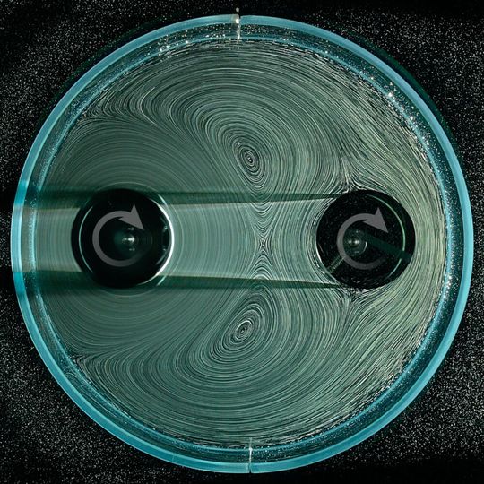 Air bubbles make the flows in the gearbox visible: The left roller is actively driven by a motor (not shown), while the right roller passively rotates due to the flows.(Image: NYU (Applied Mathematics Laboratory))