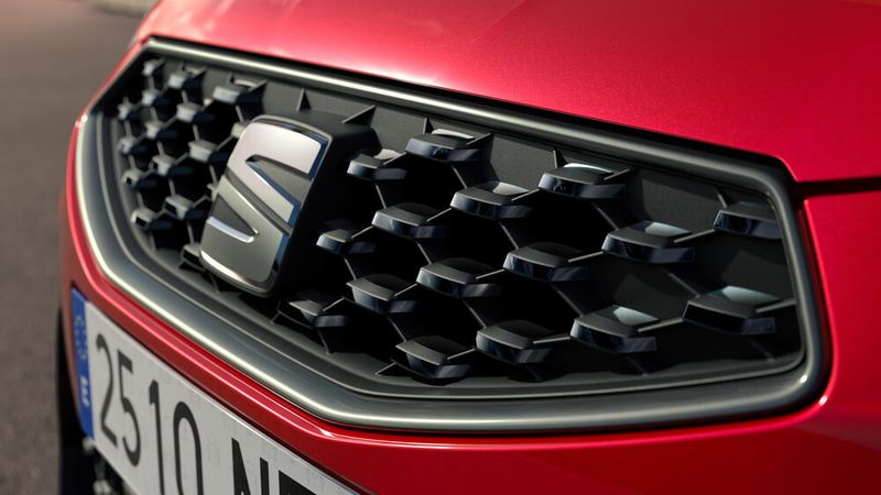 Anders ist es an der Front, wo schon der sechseckige Kühlergrill markant wirkt. (Bild: Seat)