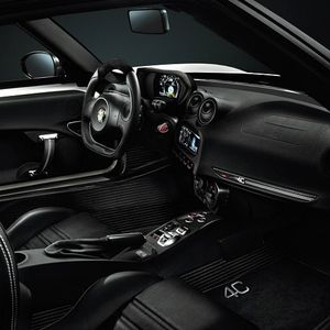 Das Kombiinstrument lässt sich an vier „Fahrzeugpersönlichkeiten” anpassen: Dynamic, Natural, All Weather und Race. Bei letzterer zeigt ein Beschleunigungsmesser die frontale und seitliche Beschleunigung des Fahrzeugs an.