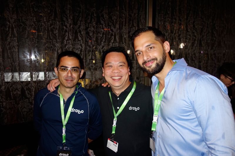 (v. l.) Nathan Rubio und Tom Wong, drobo, mit Aaron Licht, technikPR (Bild: IT-BUSINESS)