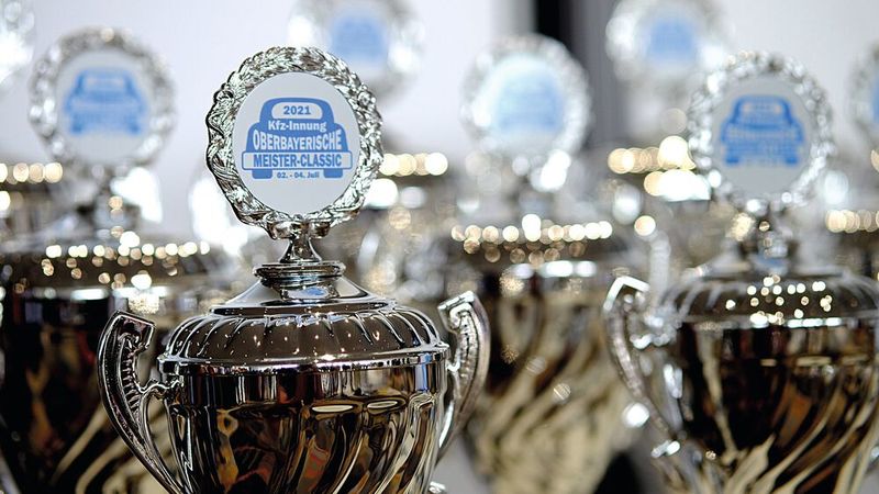 Die begehrten Pokale der Meister-Classic 2021. (Bild: Zietz/»kfz-betrieb«)
