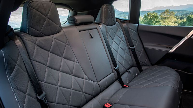 Hinten ist Platz für drei. (Bild: BMW)