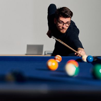 Studierende des praxisinterierten Bachelorstudiengangs Mechatronik/Automatisierung am Campus Gütersloh der HSBI entwickelten im Rahmen eines zweisemestrigen Projekts einen vollautomatisierten Billardtisch, der selbstständig gegen menschliche Spieler antreten kann. (Bild: P. Pollmeier/HSBI)