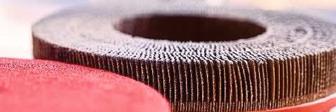 Die Hero-Entgratteller zeichnen sich durch höchste Schleifmitteldichte bei gleichzeitig sehr hoher Flexibilität des Schleifbesatzes aus. Entgratteller Hero, bei denen die einzelnen Lamellen auf Lücke stehen, führen zu stärksten Kantenverrundungen sowohl an Außenkanten als auch an Ausschnitten und Bohrungen.(Bild:  Boeck)