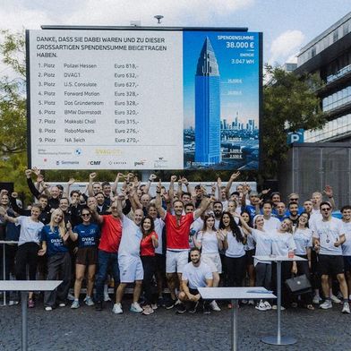 144 Teilnehmer traten beim fünften Ruderergometer-Marathon des BMW-Niederlassungsverbundes Hessen an und erruderten 38.000 Euro für das Projekt „Psychologische Soforthilfe Frankfurt“. (Bild: kevin henrich)