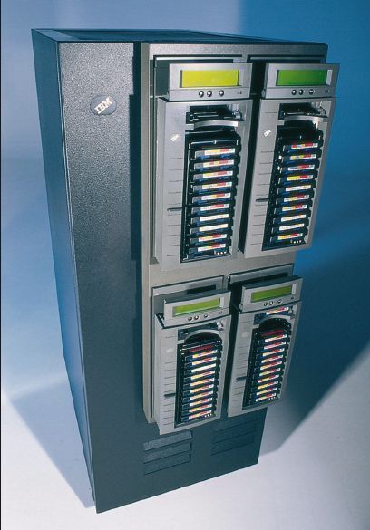 IBM 3590 Magstar Tape Subsystem: Das Modell 3590-B aus dem Jahre 1995 hatte eine Datenrate von neun MB/s. 1999 folgte das Modell 3590-E mit 14 MB/s und 2002 das Modell H mit ebenfalls 14 MB/s. Die Standard-Kassetten der einzelnen Modelle hatten eine Kapazität von 10, 20 und 30 Gigabyte (Modelle B, E, H). Daneben wurden erweiterte Kassetten mit jeweils doppelter Kapazität angeboten. (Archiv: Vogel Business Media)
