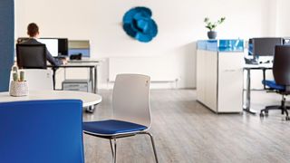 Dauphin hat seinen Mehrzweckstuhl Fiore nun mit einer „Geheimwaffe“ ausgestattet: Die weiße Kunststoffschale verfügt über ein Additiv mit antimikrobieller Wirkung. (Dauphin)