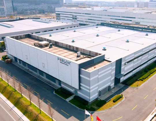 Die im letzten Herbst durch die allgemein schwierige Lage im Chemiesektor in die Insolvenz geratene Perlon-Gruppe ist gerettet. Denn der chinesische Konzern Wuxi Xingda Nylon Company hat jetzt kauftechnisch zugeschlagen ...(Bild:  Perlon-Gruppe)