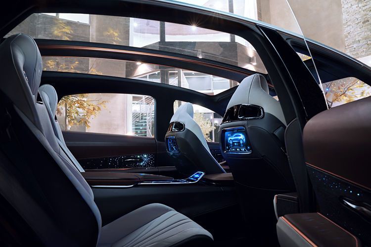 Im Fond nehmen die Passagiere auf den gleichen Sitzen Platz wie Fahrer und Beifahrer.  (Lexus)