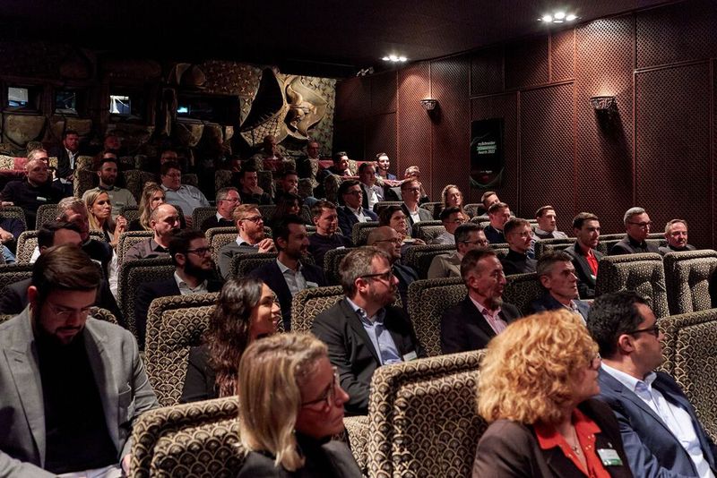 Der altehrwürdige Kinosaal Orfeos Erben in Frankfurt war bis auf den letzten Platz gefüllt. (Bild: Schneider Electric)