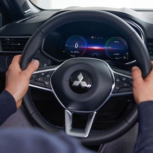 Auch das Cockpit übernimmt der Colt vom Clio.(Bild:  Mitsubishi)