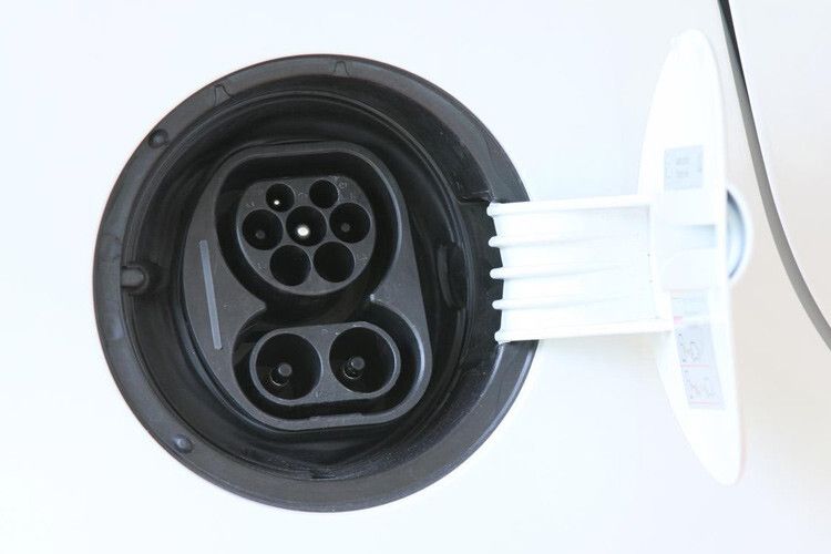 Der Ladestutzen ist ebenso genormt ... (Foto: Jürgen Wolff)