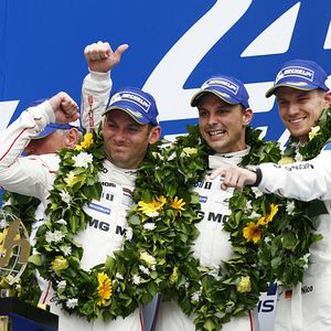 Das Porsche-Siegerteam der 24 Stunden von Le Mans 2015 (v.l.): Nick Tandy, Earl Bamber und Nico Hülkenberg.