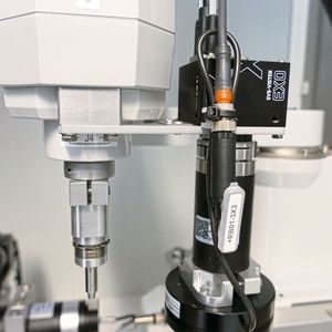 Ein Bildverarbeitungssystem am Arm des Scara-Roboters garantiert die korrekte Aufnahme der Pipettenspitzen aus den Trays.(Bild:  Hekuma)