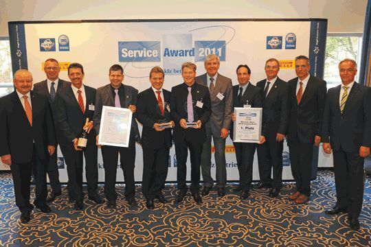 Die Mannschaften der besten Servicebetriebe Deutschlands in den Kategorien Pkw (Autohaus Klein, Fuldatal) und Nfz (Daimler Niederlassung Berlin) freuen sich gemeinsam mit den Sponsoren Fuchs Europe und Pirelli Deutschland sowie »kfz-betrieb«-Chefredakteur Wolfgang Michel über ihre Auszeichnung. (Archiv: Vogel Business Media)