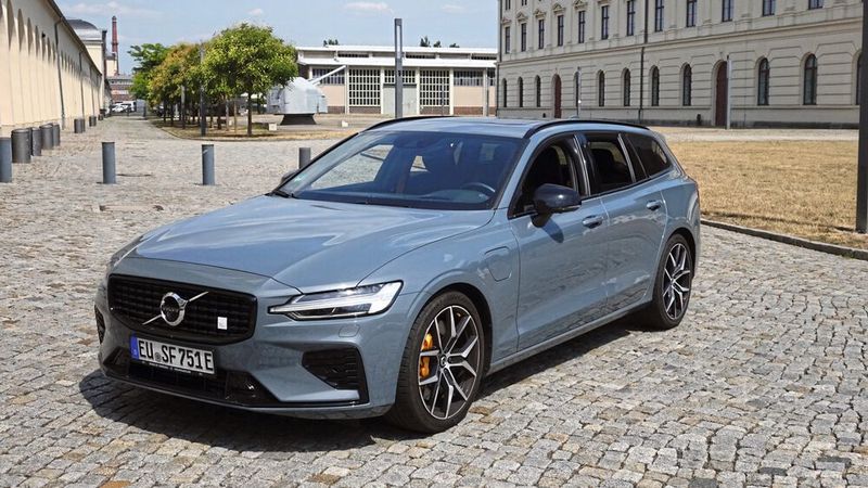 Als Reichweite für den Elektromodus des Hybrids gibt Volvo 91 Kilometer an. Echte 70 Kilometer sind es in der Praxis. (Bild: Dominsky / »kfz-betrieb« )