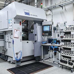 The VSC 400 DDS retrofit machine from Emag at EWS Weigele with tool shuttle for external tool preparation - the basis for reliable hard machining of gears.(Image: Emag)