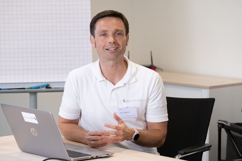 „Was hilft dem Mitarbeiter an der Linie?“ – beschreibt Matthias Behrens, Leiter des Smart Production Lab in Wolfsburg die Basis für die neuen Techniken. (Roland Hermstein)