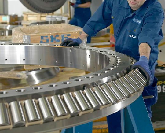 SKF in Schweinfurt schwächelt im Bereich Großlagerbau für Windkraftanlagen. Um das Defizit auszugleichen, geht es einmal mehr um Stellenabbau. Wie der schwedische Konzern mitteilt, stehen 300 Arbeitsplätze auf der Kippe.(Bild:  SKF)