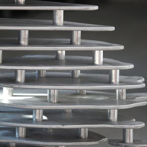 Nachdem alle scharfen Kanten der Einzelbleche für das Scheibenpferd mit dem Trumpf-Kantenfräser verrundet waren, verschweißten die Mitarbeiter von Kollinger die einzelnen Aluminiumplatten mit Bolzen – in streng vorgegebener Reihenfolge. (Bild:  Trumpf)