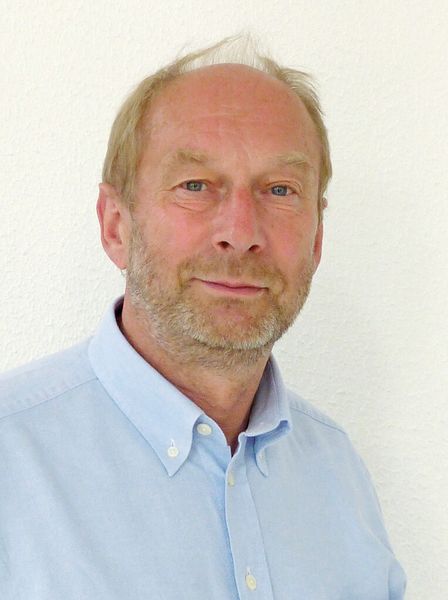 Dr. Detlef Heindl, Panacol: „Bei der Verklebung von Nadeln in Spritzen ist eine Aushärtung in deutlich weniger als einer Sekunde möglich.“ (Bild: Panacol)