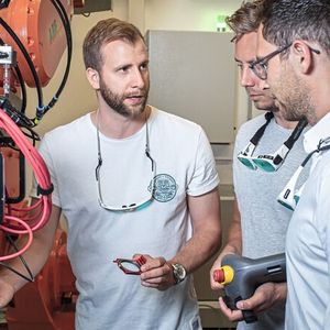 Im hauseigenen Laserlabor entwickelt und optimiert Scansonic neue Anwendungen für seine Bearbeitungsoptiken auf verschiedenen Robotertypen. (Bild:  Scansonic MI GmbH)