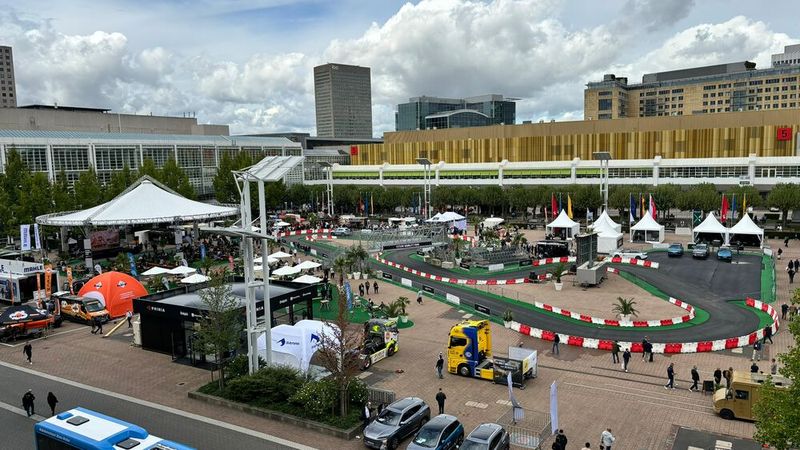 Auf dem Außengelände der Messe konnten sich die Besucher durch ein breites kulinarisches Angebot mampfen, sich bei dem ein oder anderen Stand ein paar Informationen abholen und auf einem abgesperrten Rundkurs E-Autos verschiedenener Hersteller fahren.  (Bild: Schreiner – VCG)