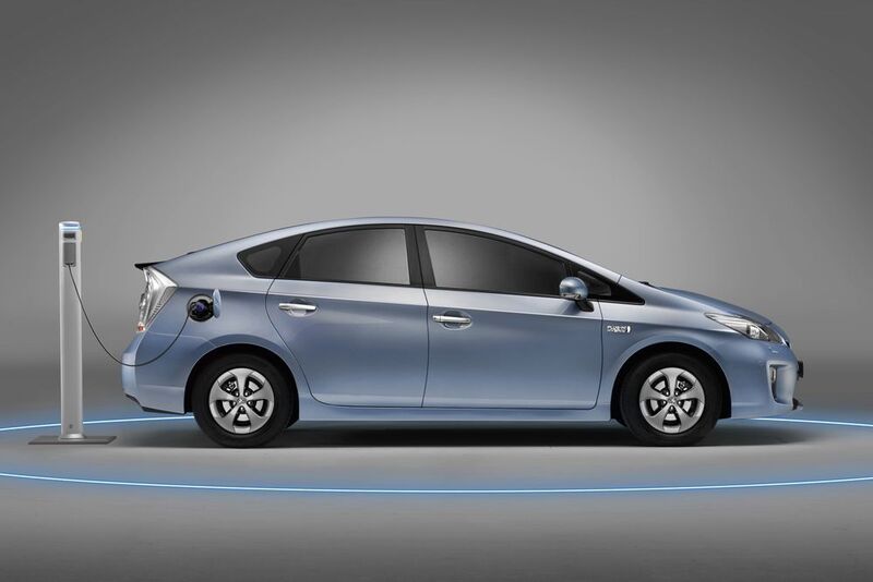 Der Toyota Prius Plug-in kostet 36.600 Euro. Arbeiten Verbrenner und E-Motor zusammen, ergibt sich eine Systemleistung von 100 kW/136 PS. Aufgeladen fährt der Kompakte rund 25 Kilometer rein elektrisch und erreicht eine Höchstgeschwindigkeit von 100 km/h. (Toyota)