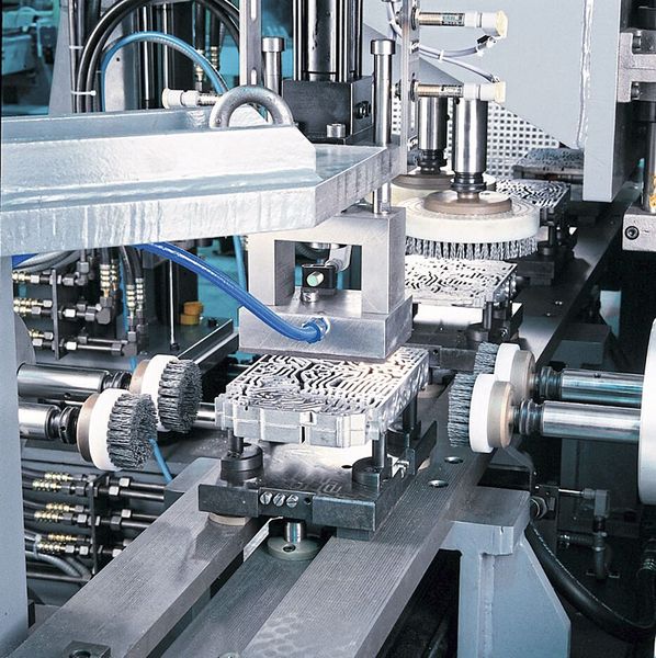 DeburringExpo, une plateforme unique sur le plan mondial, offre l'opportunité de se renseigner le temps d'une journée sur les diverses technologies pour les applications d'ébavurage, d'arrondissement, de nettoyage et de réalisation de surfaces de précision. (Source : Kullen-Koti)