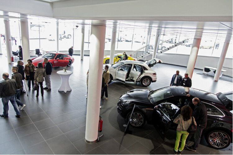 Die Ausstellungsfläche im Schauraum ist 2.300 Quadratmeter groß. Genug Platz für bis zu 58 Fahrzeuge. (Foto: Porsche-Zentrum Mannheim)