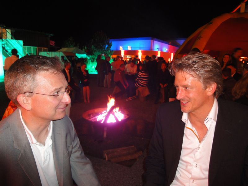 Die besten Geschichten erzählen sich Männer am Lagerfeuer: Thomas Jell, Excito (l.), und Marc Riemen, Gembird (Archiv: Vogel Business Media)
