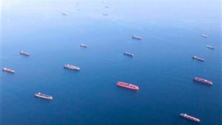 Sieht zwar locker aus, doch das ist ein Stau von Containerschiffen, wie er sich vor den Nordseehäfen und in China momentan aufbaut. Was das bedeutet, macht dieser Beitrag klar. (Bild: HHLA)