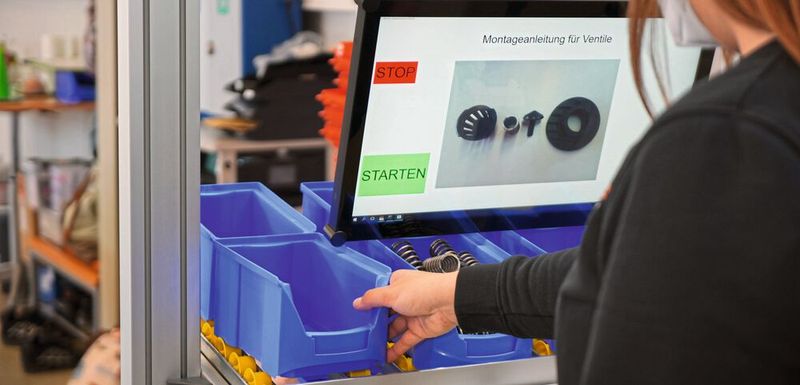 Das Assistenzsystem Minitec Smart Assist bereitet den Weg für neue Möglichkeiten der interaktiven Mitarbeiterunterstützung bei der Montage und Kommissionierung.(Bild:  MiniTec)
