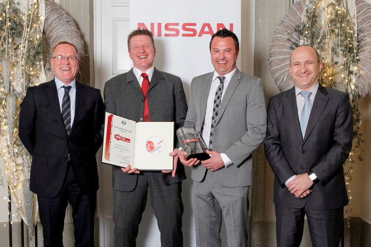 v.l.n.r.: Roger Ehlen (Nissan Center Europe), Robert Gschwend (AH Müller), Stefan Müller (AH Müller), Thomas Hausch (Nissan Center Europe) (Foto: Nissan)