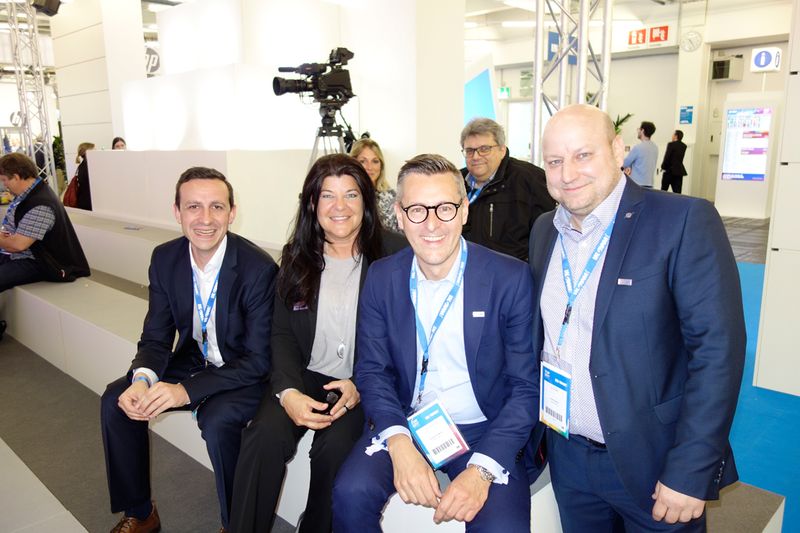 Auf die nächste Show warten (v. l.) Markus Ruf, Cancom, Katja Schraml, Buffalo, Alexander Maier und Frank Gerich, Ingram Micro. (Bild: IT-BUSINESS)